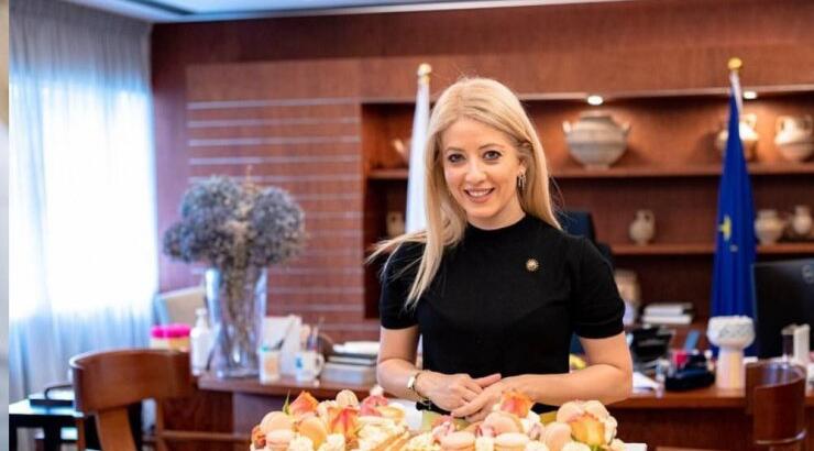 Αννίτα Δημητρίου: Σας δείχνει δύο φθινοπωρινά looks με πρωταγωνιστή το λευκό πουκάμισο