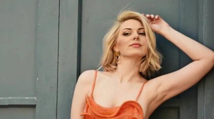 Δήμητρα Μακρυγιάννη: Με υπέροχη maxi δημιουργία της Έφης Παπαϊωάννου