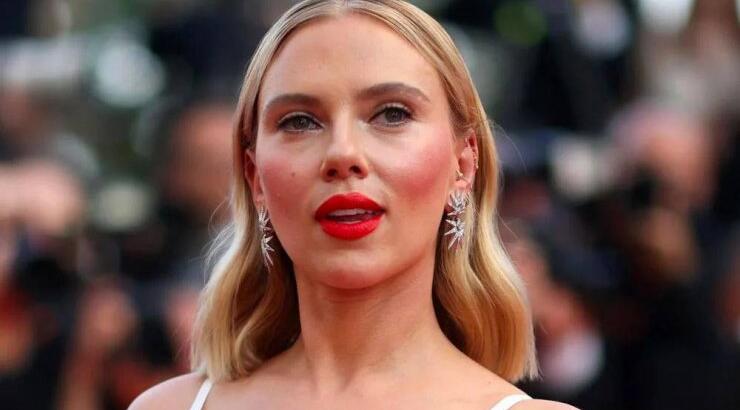 Scarlett Johansson: Το 150 ευρώ κοστούμι που επέλεξε σε δημόσια εμφάνιση