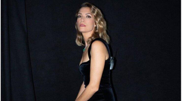 Βίκυ Καγιά: Με καρό σακάκι και τζιν παντελόνι σε ένα casual look που μπορείς να αντιγράψεις