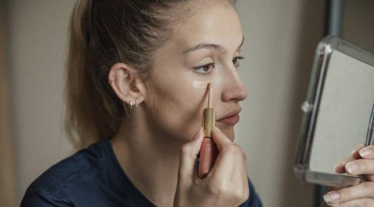 Κονσίλερ: Το έξυπνο hack για φωτεινό βλέμμα και μεγαλύτερα μάτια