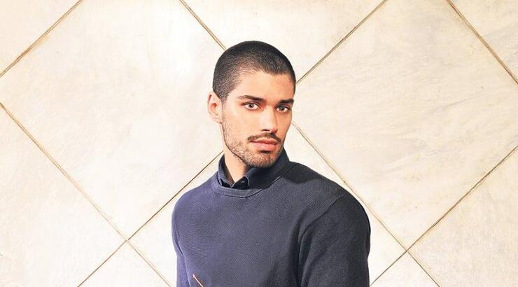 Πάρις Καρνέζης: Έβαλε τα πόδια των Ιταλών σε ελληνικά σανδάλια [Εικόνες]