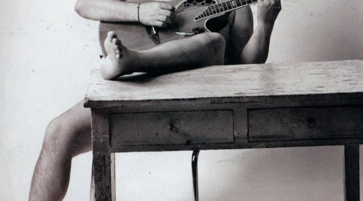 Ο Νίκος Μακρόπουλος παίζει την κιθάρα του γυμνός!