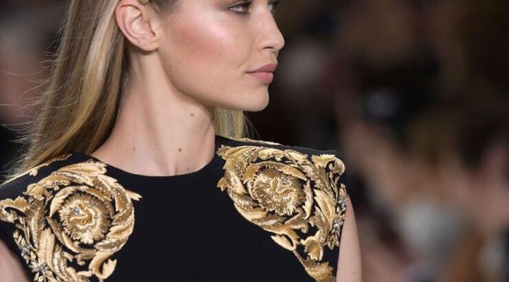 Αυτό το αξεσουάρ μαλλιών επέστρεψε από τη δεκαετία του 90