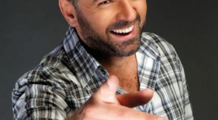 Μάκης Πουνέντης: Παρουσιαστής του Super Christmas Concert 