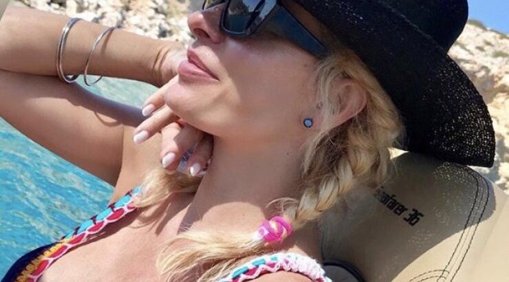 Ελένη Μενεγάκη: Φόρεσε μια από τις πιο hot τάσεις στα μαγιό!