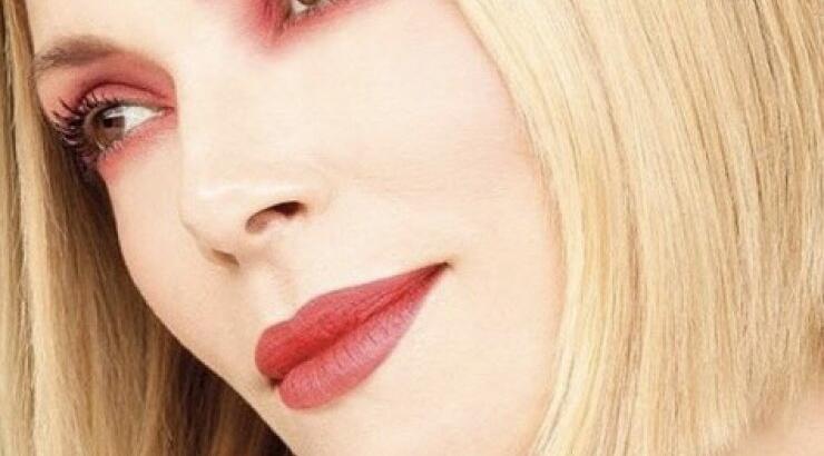 Η Βίκυ Καγιά μας δείχνει πως μπορούμε να φορέσουμε το κουστούμι και να δείχνουμε σέξι