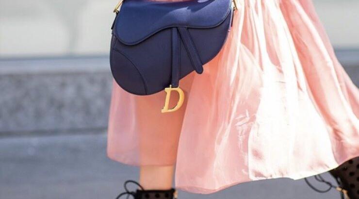 18 χρόνια μετά γίνεται και πάλι η it bag της σεζόν