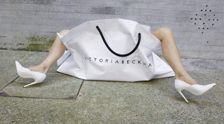 Victoria Beckham: Σχεδίασε το πιο cool t-shirt