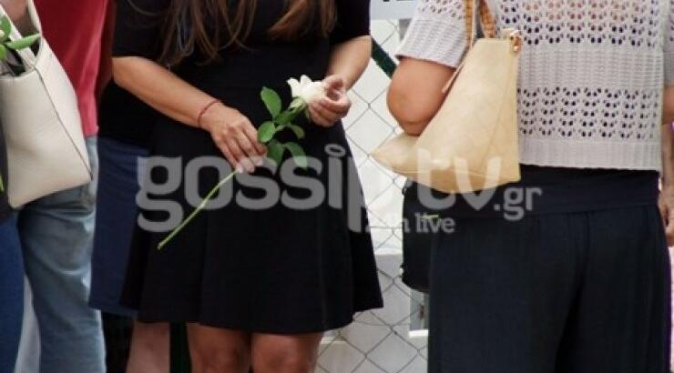 Ντυμένη στα μαύρα και καταβεβλημένη η Χριστίνα Μαραγκόζη στην κηδεία του Βαρδή