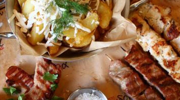 Η νέα άφιξη που αγαπά το φαγητό στη λαδόκολλα