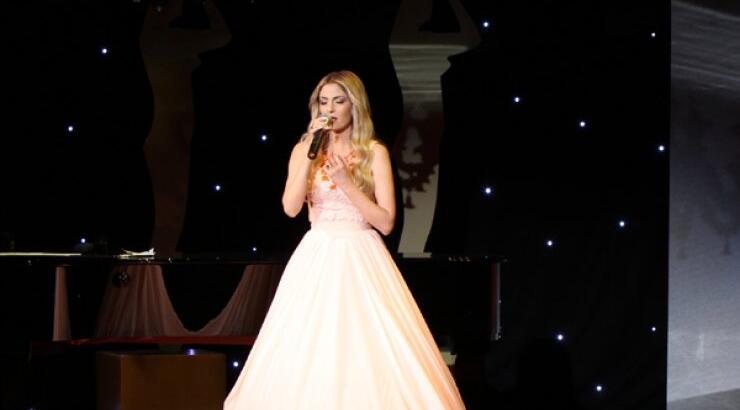 Η Μαρία Έλενα Κυριάκου στη σκηνή του Δημοτικού Θεάτρου Στροβόλου