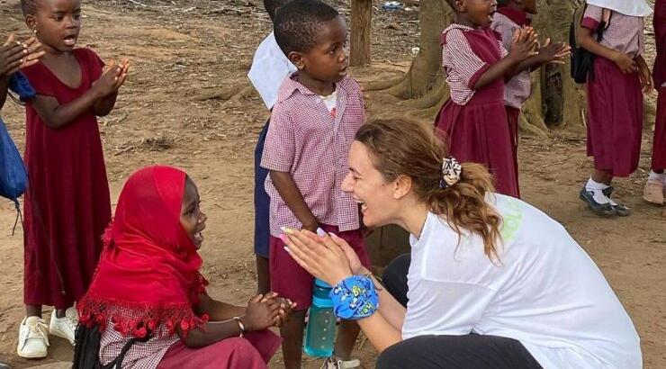 Ιωάννα Λαμπροπούλου: Ψυχαγωγεί τα παιδιά στην Τανζανία και νιώθει ευγνώμων [βίντεο & εικόνες]