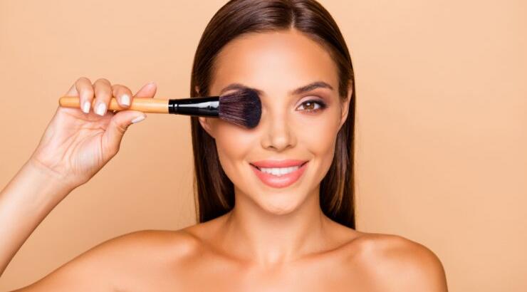 3 φθινοπωρινές τάσεις του μακιγιάζ που χαρίζουν νεανική όψη στο πρόσωπο