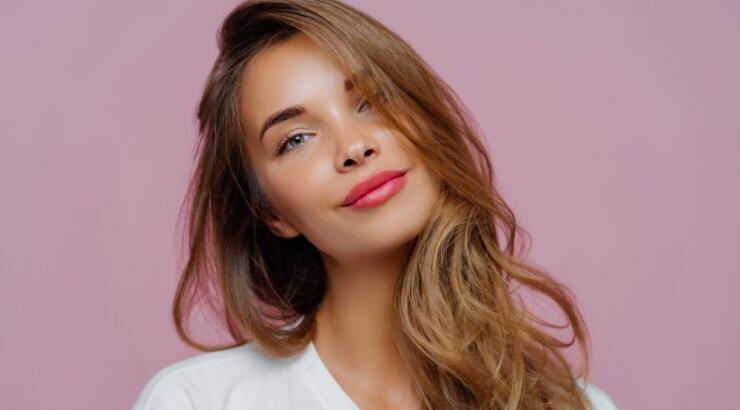 Λεπτά χείλη: Οι ιδανικές αποχρώσεις κραγιόν που πρέπει να έχεις 