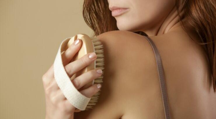 Dry brushing: Απόκτησε λείο και λαμπερό δέρμα με την εντυπωσιακή τέχνη του στεγνού βουρτσίσματος