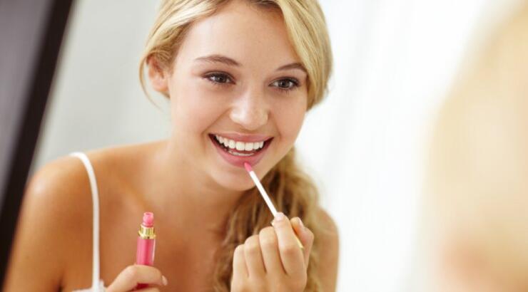 Step-by-step οδηγός για να πετύχεις το τέλειο αποτέλεσμα στα χείλη με το υγρό κραγιόν