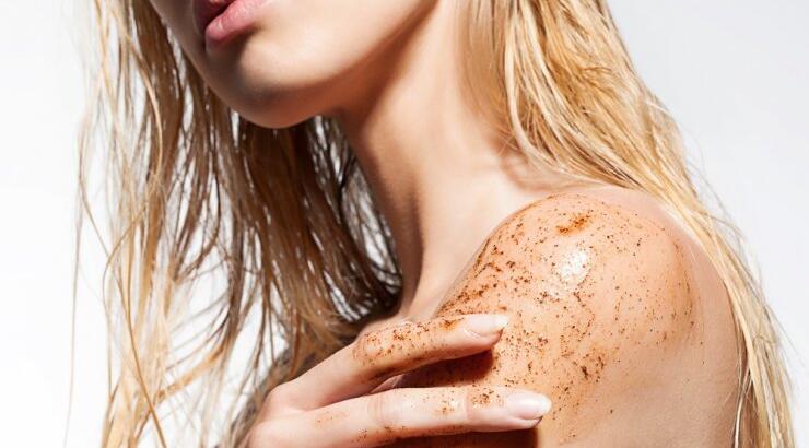 DIY detox body scrub για να επαναφέρεις την ζωντάνια στην επιδερμίδα σου μετά τις διακοπές