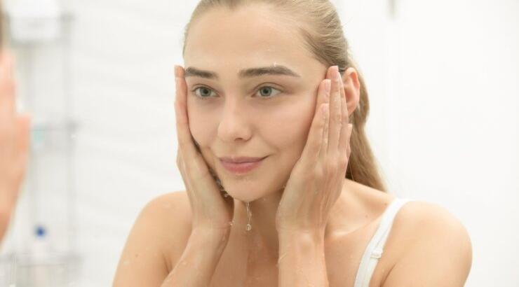 Καθαρισμός προσώπου: 6 λάθη που πρέπει να αποφύγεις για να έχεις μια υγιή επιδερμίδα