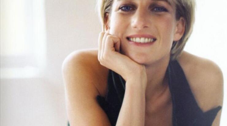 Τα Off-white t-shirts με την πριγκίπισσα Diana είναι ότι πιο cool έχουμε δει αυτή τη σεζόν