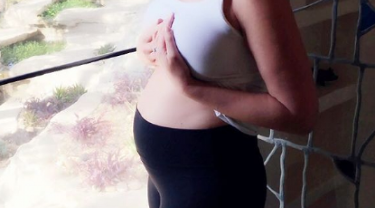 Αγαπημένη ηθοποιός θα γίνει ξανά μανούλα και μας δείχνει για πρώτη φορά τη φουσκωμένη της κοιλίτσα!