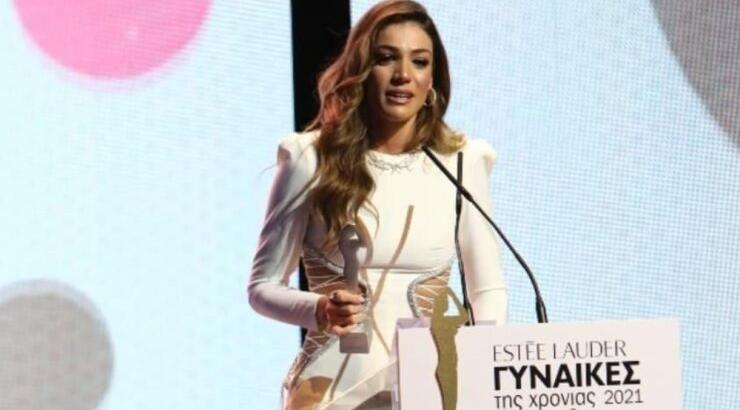 Ήβη Αδάμου: Η συγκίνηση της τη στιγμή που βραβεύτηκε και η αφιέρωση στην κόρη της [βίντεο]