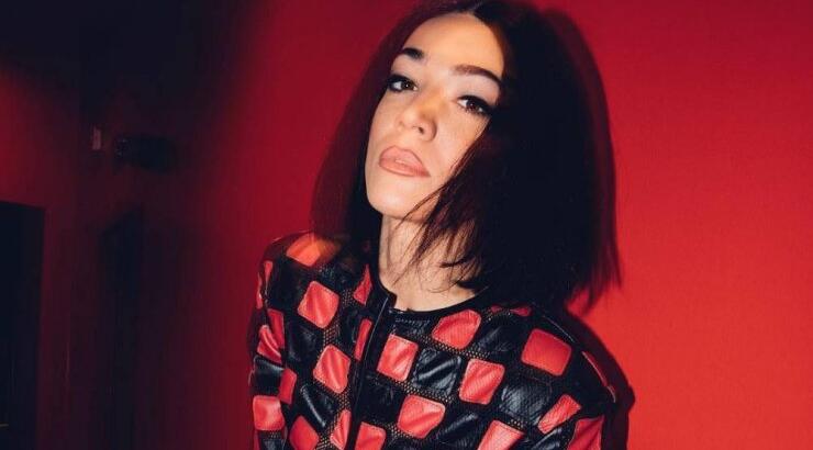 Ήβη Αδάμου: Ακολουθήστε τα βήματά της για μια fashionable καλοκαιρινή εμφάνιση 