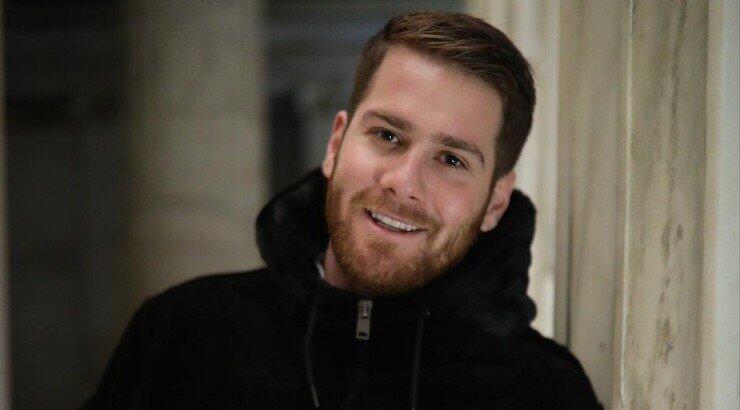 James Καφετζής: “Ταξίδι” αστραπή στην Κύπρο – Τον “τσακώσαμε” να τρώει σάντουιτς με χαλούμι και ρόστο στο Φρέναρος