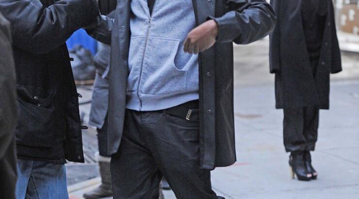 Jay Z: Με ποιον αγκαλιάζεται στη μέση του δρόμου;