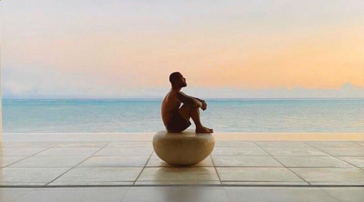 Τραγουδιστής παγκοσμίου φήμης προσβλήθηκε από τον κορωνοϊό [βίντεο]