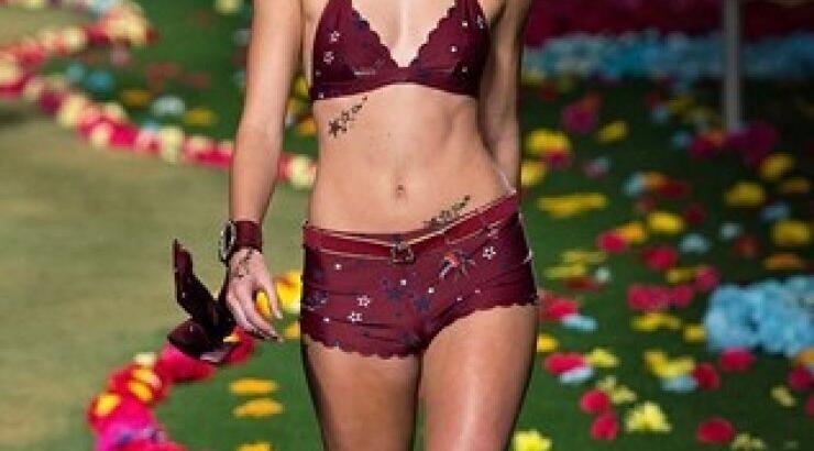 Kαι η Kendall Jenner στο show της Victoria’s Secret 