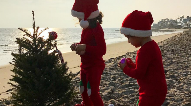 Τα παιδιά επώνυμου Κύπριου στόλισαν χριστουγεννιάτικο δέντρο στην παραλία!