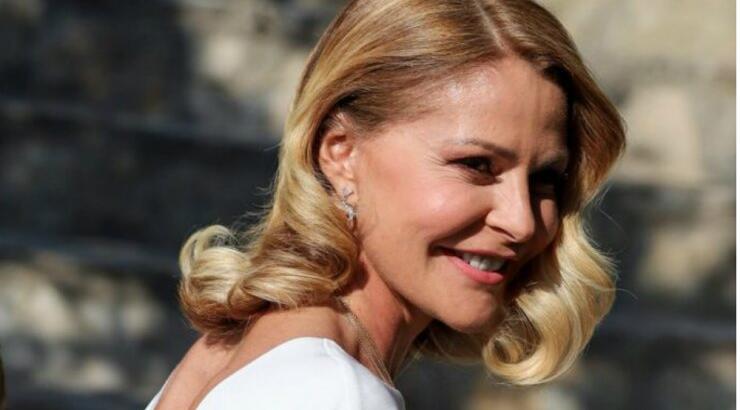 Το minimal chic νυφικό της Τζένης Μπαλατσίνου