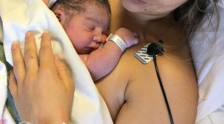 Μητέρα για τρίτη φορά έγινε γνωστή τραγουδίστρια και ανήρτησε την πρώτη φωτογραφία του μωρού της