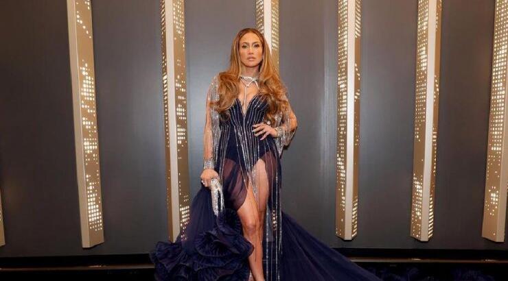 JLo: Βρήκαμε το date night φόρεμά της 