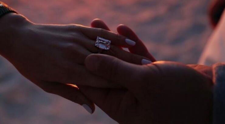 Το εντυπωσιακό μονόπετρο γνωστής τραγουδίστριας που πρόδωσε την πρόταση γάμου!