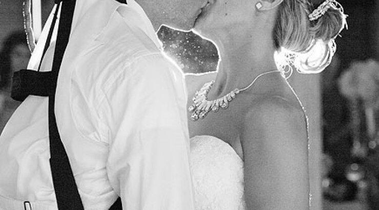 Η πιο ωραία έκπληξη ever: «Σηκώνεται» από το αναπηρικό καροτσάκι και της χαρίζει τον πρώτο χορό στο γάμο τους [βίντεο]