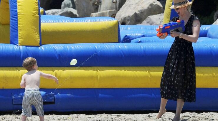 Διάσημη σταρ του Hollywood παίζει νεροπόλεμο με τα παιδιά της [εικόνες]