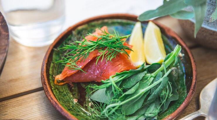 Σαλάτα με καπνιστό σολομό