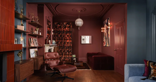 Μέσα σε ένα σπίτι με ιδιαίτερη παλέτα χρωμάτων, για έναν βραβευμένο δημοσιογράφο