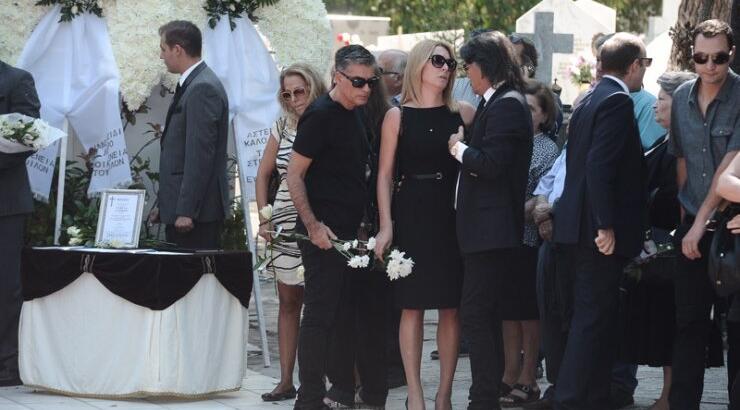 Λύγισε η Τατιάνα Στεφανίδου στο τελευταίο αντίο του συνεργάτη της [εικόνες]