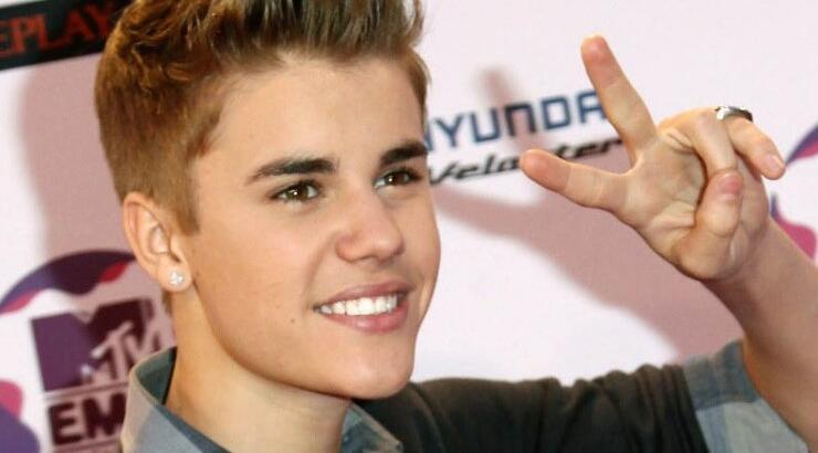 Ο Τζάστιν Μπίμπερ ποζάρει ως συλληφθείς λες και βγάζει φωτογραφία με φίλους [εικόνα]