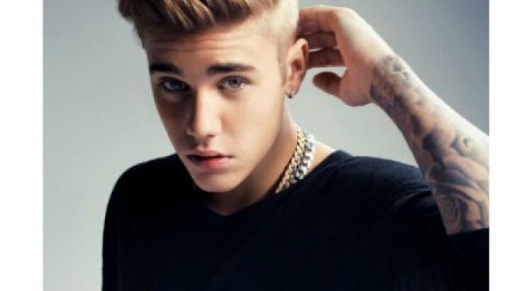 Κορίτσια ψυχραιμία: Βράχηκε το λευκό εσώρουχο του Bieber και φάνηκαν όλα!