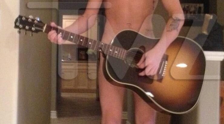 Justin Bieber: Παίζει κιθάρα στην γιαγιά του γυμνός