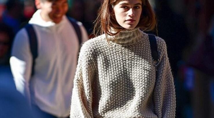 Kaia Gerber: φόρεσε ένα κομψό H&M πουλόβερ που κοστίζει μόλις 30 εύρω