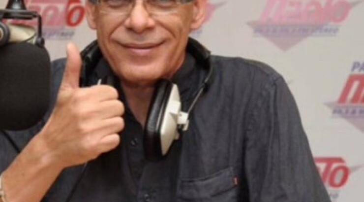 Τρελό γέλιο: Ο Δημήτρης Καλλέργης τραγουδά το αγαπημένο τραγούδι του Χριστόφια