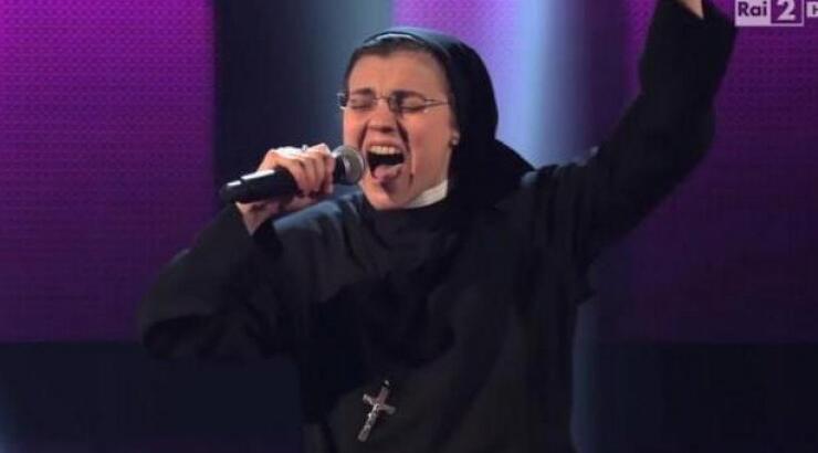 Αγνώριστη η καλόγρια του ιταλικού "The Voice!"