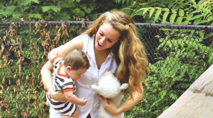 Καλομοίρα: Με τους οκτώ μηνών γιους της στην παιδική χαρά!