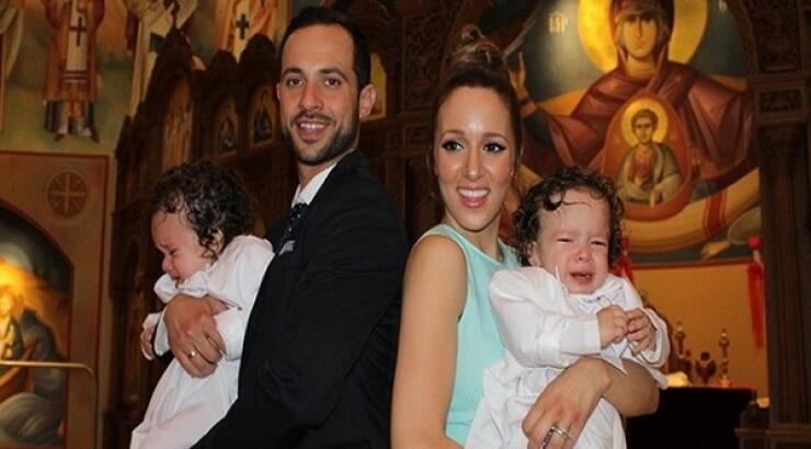 Η Καλομοίρα βάφτισε τα δίδυμα της! 