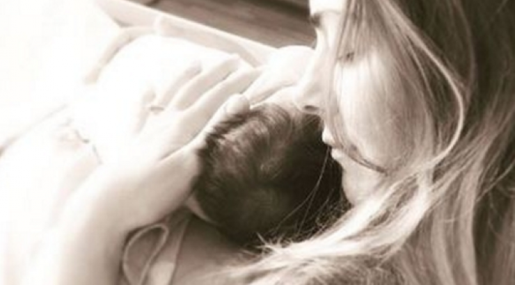 Δέσποινα Καμπούρη: Βόλτα στην αυλή του σπιτιού της με τη νεογέννητη κορούλα της αγκαλιά!